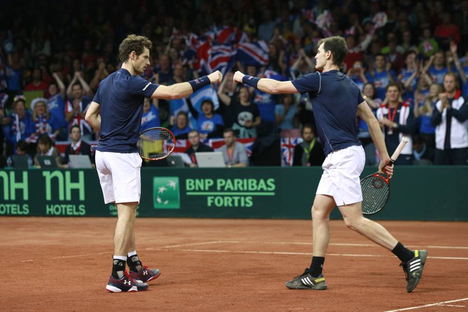 I fratelli britannici Andy e Jamie Murray impegnati nella finale di Coppa Davis contro il Belgio (Action Images)